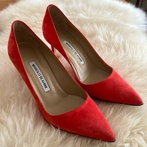 90s vibe, Manolo Blahnik's suede 'BB' pumps. Handmade in Italy.